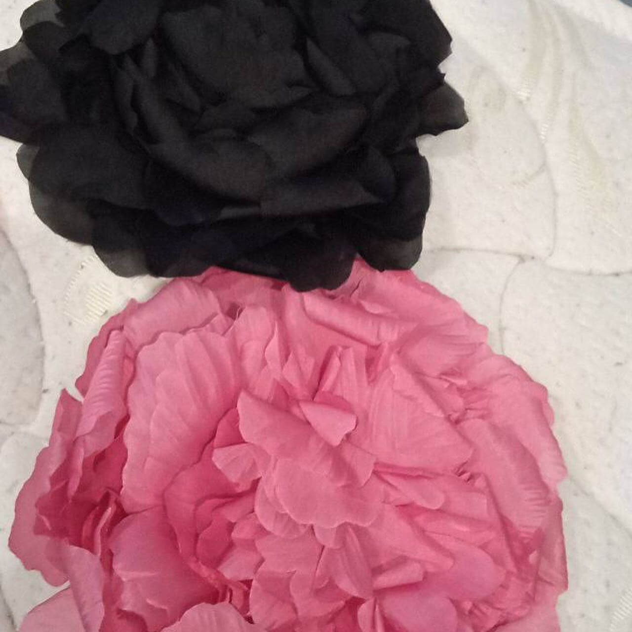 Розовый и чёрный цветки из шелка