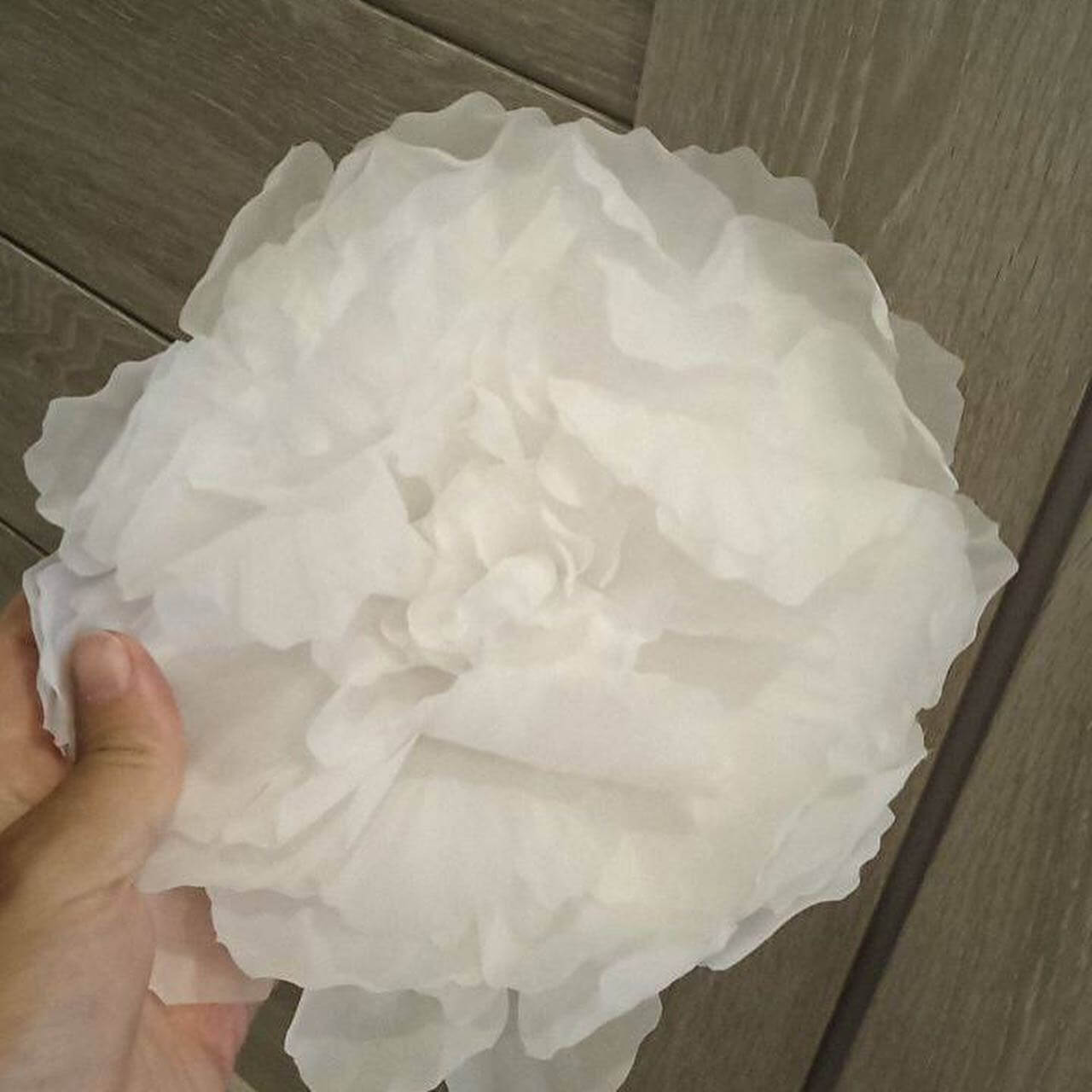 Белый цветок из шелка