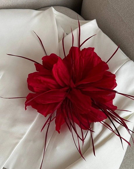 Цветок "Аделина" с перьями