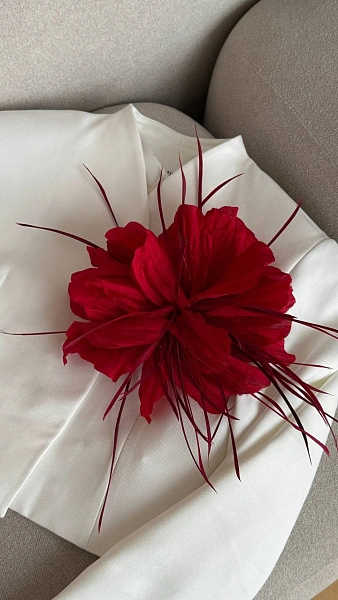 Цветок "Аделина" с перьями