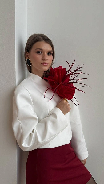 Цветок "Аделина" с перьями