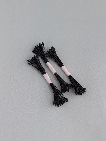 Черные каплевидные тычинки