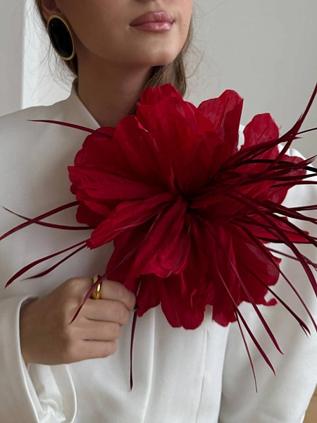 Цветок "Аделина" с перьями