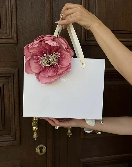 Пион "Коралловый шарм" с тычинками