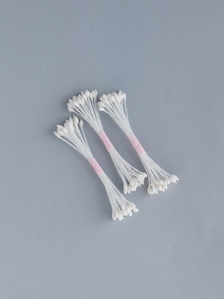 Белые каплевидные тычинки