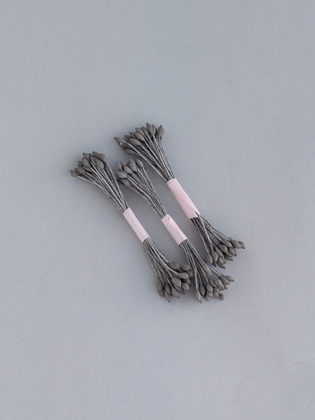 Серые каплевидные тычинки